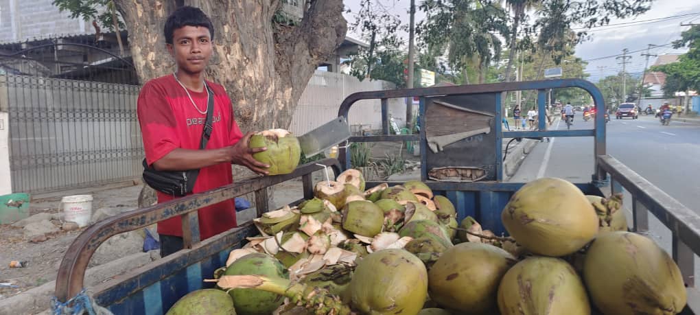 Imajen: Guido das Neves, negosiante nuu iha tasi-ibun Pantai-Kelapa, Dili