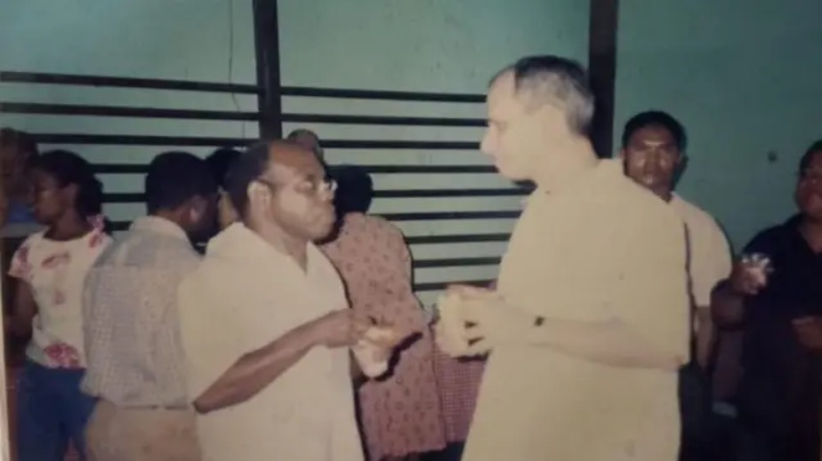 Robert Prevost, agora Papa Leão XIV (loos) no Padre Jonatan Fatem (karuk) iha konversa iha Igreja Katedrál Sorong iha tinan 2003.