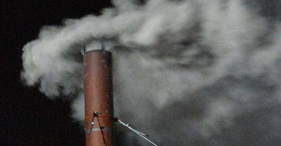 Suar mutin nakfera hosi chaminé iha Kapela Sistina nia kakuluk bainhira kardeál sira hili papa foun iha loron daruak hosi sira nia konklave segredu iha loron 13 fulan-Marsu tinan 2013 iha Vatikanu. (Foto: AFP)